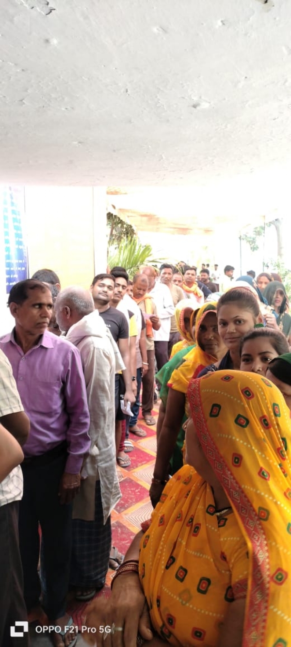 मतदान के लिए कतारबद्ध मतदाता: फोटो बच्चा गुप्ता