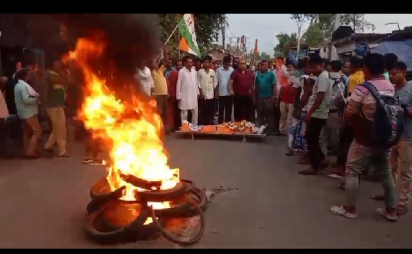 खानाकूल में तृणमूल कांग्रेस कार्यकर्ता की मौत के बाद हंगामा, शव को सड़क पर रखकर किया विरोध प्रदर्शन

