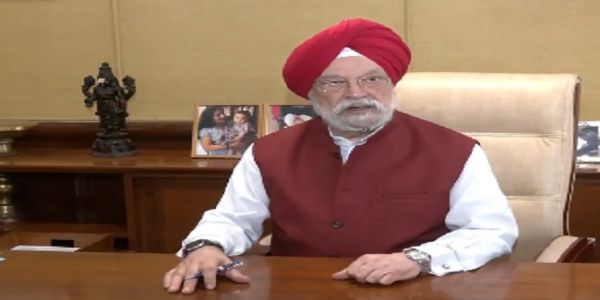पेट्रोलियम मंत्रालय का कार्यभार संभालते हरदीप सिंह पुरी 