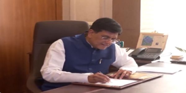वाणिज्य एवं उद्योग मंत्रालय का कार्यभार संभालते पीयूषगोयल 