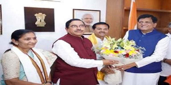 कार्यभार संभालते प्रह्लाद जोशी और राज्‍य मंत्री  