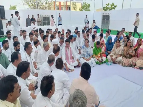 प्रार्थना सभा में मौजूद पायलट।