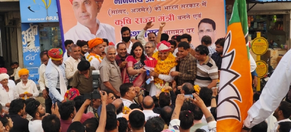 मैं कृषि मंत्री भागीरथ चौधरी का स्वागत करता हूं. मैं कृषि मंत्री भागीरथ चौधरी का स्वागत करता हूं.