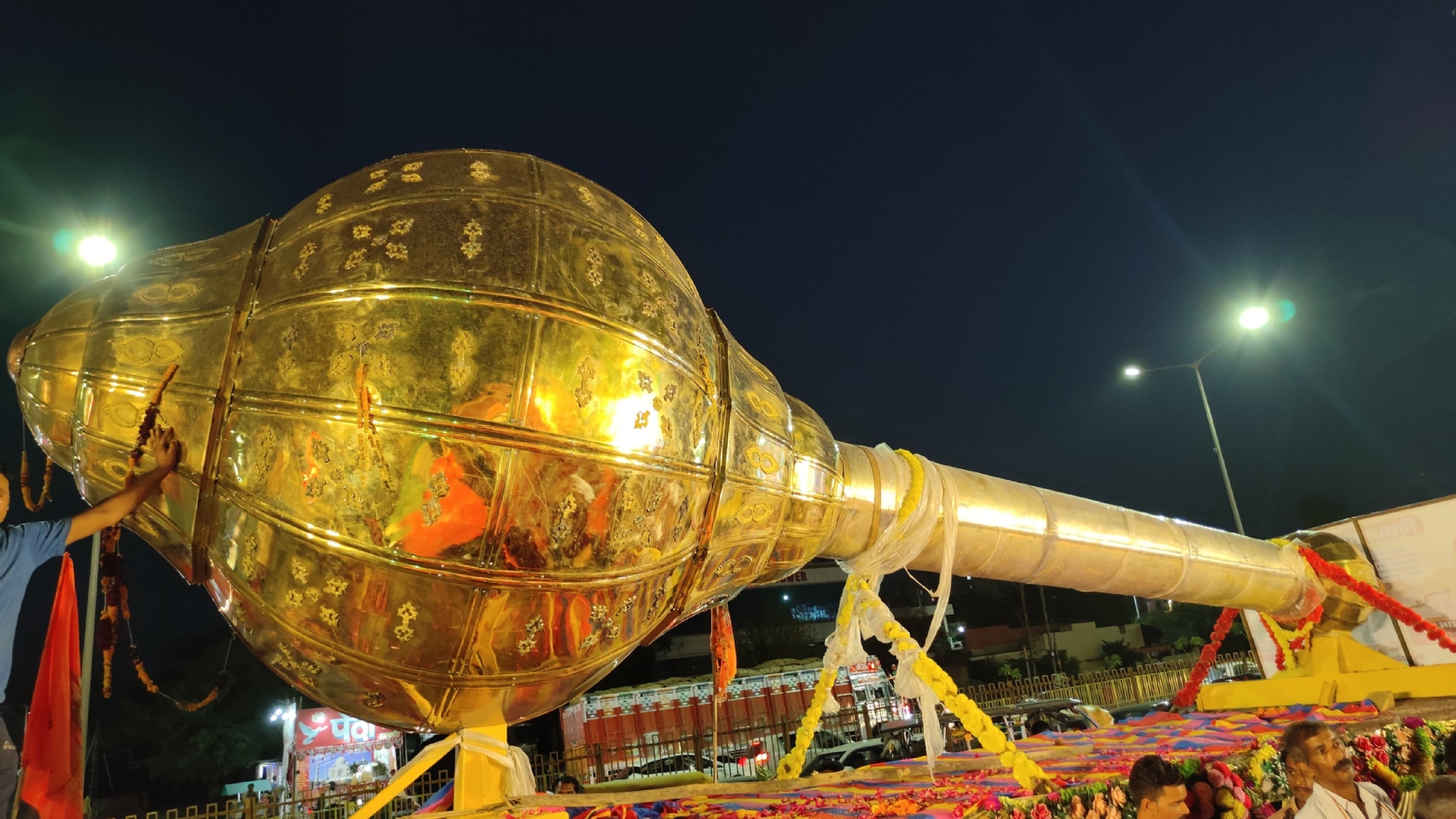 1100 किलो के धनुष और 1600 किलो की गदा भगवान श्री राम के मंदिर अयोध्या को किया समर्पित