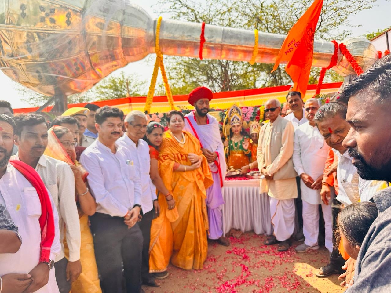 1100 किलो के धनुष और 1600 किलो की गदा भगवान श्री राम के मंदिर अयोध्या को किया समर्पित