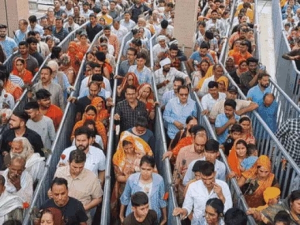खाटूधाम में लगी दर्शनों की कतार।