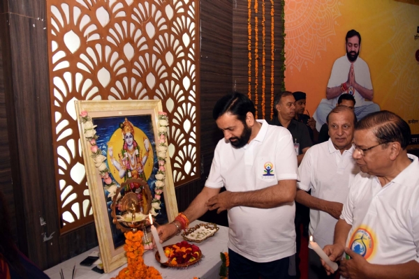 कार्यक्रम का शुभारंभ करते हुए व योग क्रियाएं करते हुए मुख्यमंत्री नायब सिंह सैनी।