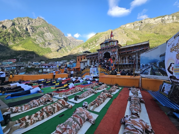 बदरी केदारनाथ धाम में योग। बदरी केदारनाथ धाम में योग।