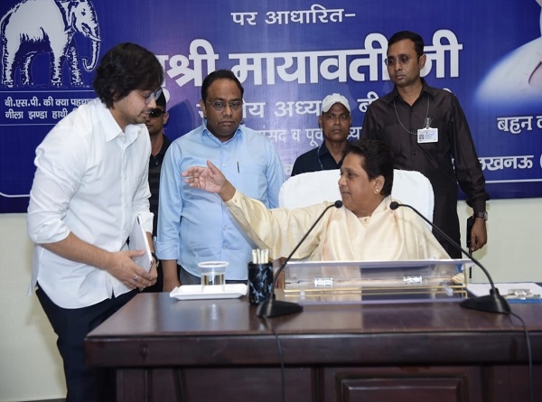 मायावती ने आकाश आनंद को पून: बनाया अपना उत्तराधिकारी मायावती ने आकाश आनंद को पून: बनाया अपना उत्तराधिकारी