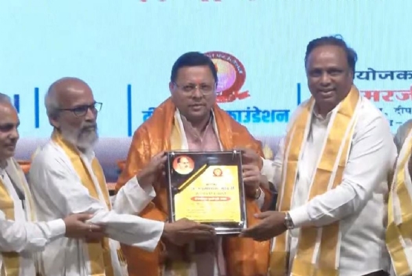 मुख्यमंत्री पुष्कर सिंह धामी रविवार को मुंबई में आयोजित एक कार्यक्रम में।