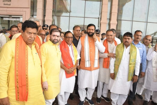 हरियाणा के मुख्यमंत्री नायब सैनी व कैबिनेट मंत्री चंडीगढ़ हवाई अड्डे पर 