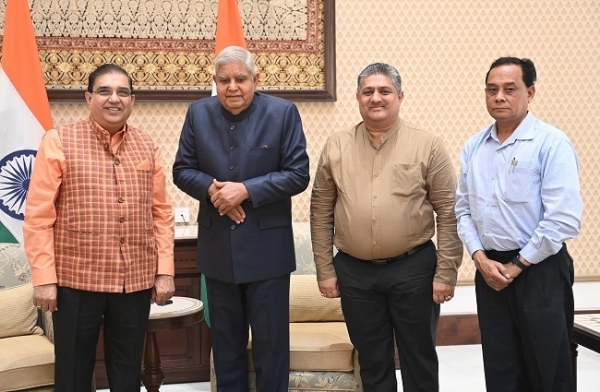उपराष्ट्रपति के साथ वाणी म्यूजिक का प्रतिनिधिमंडल उपराष्ट्रपति के साथ वाणी म्यूजिक का प्रतिनिधिमंडल