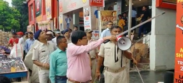 police active to removal of hawkers from footpath police active to removal of hawkers from footpath