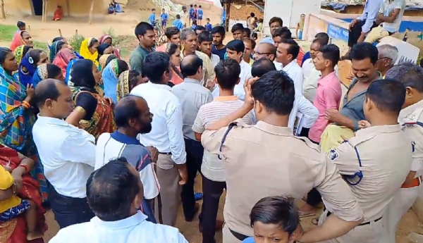 शासकीय नवीन प्राथमिक शाला भाठागांव में ताला लगाने की खबर के बाद समझाईश देते हुए शिक्षा विभाग के अधिकारी-कर्मचारी व उपस्थित पुलिस बल।
