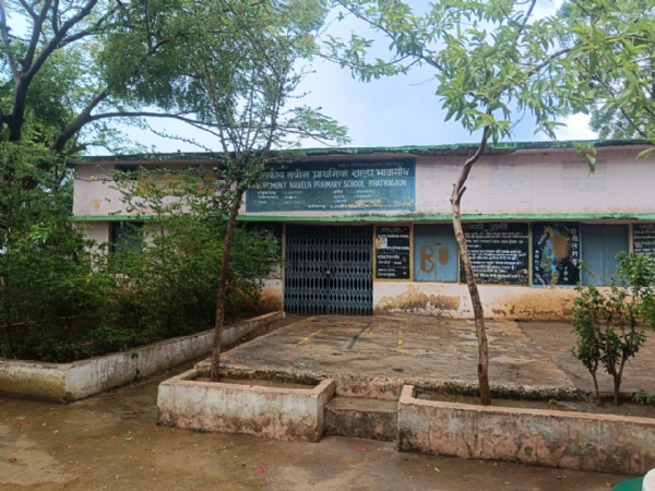 शासकीय नवीन प्राथमिक शाला भाठागांव में पालकों ने ताला लगा दिया।