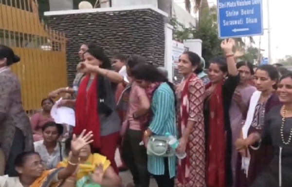 ऑफलाइन पंजीकरण कराने पहुंचे लोग। फोटो-इंटरनेट मीडिया ऑफलाइन पंजीकरण कराने पहुंचे लोग। फोटो-इंटरनेट मीडिया