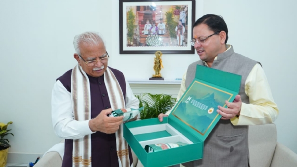 मुख्यमंत्री पुष्कर सिंह धामी केंद्रीय ऊर्जा मंत्री मनोहर लाल खट्टर से भेंट करते हुए।