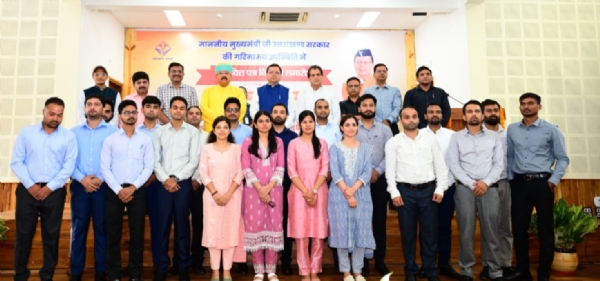 मुख्यमंत्री पुष्कर सिंह धामी मुख्य सेवक सदन में नियुक्ति पत्र वितरण कार्यक्रम में अभ्यर्थियों के साथ।