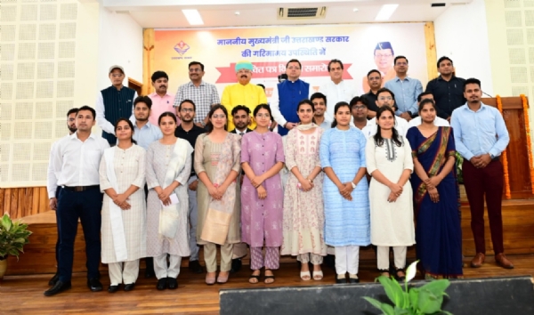 मुख्यमंत्री पुष्कर सिंह धामी मुख्य सेवक सदन में नियुक्ति पत्र वितरण कार्यक्रम में अभ्यर्थियों के साथ।