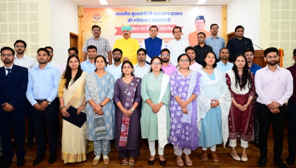 मुख्यमंत्री पुष्कर सिंह धामी मुख्य सेवक सदन में नियुक्ति पत्र वितरण कार्यक्रम में अभ्यर्थियों के साथ।