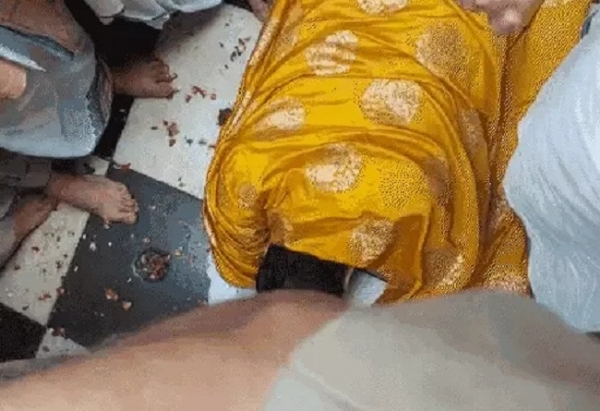 पं. प्रदीप मिश्रा ने बरसाना पहुंचकर राधा रानी मंदिर में नाक रगड़कर माफी मांगी पं. प्रदीप मिश्रा ने बरसाना पहुंचकर राधा रानी मंदिर में नाक रगड़कर माफी मांगी