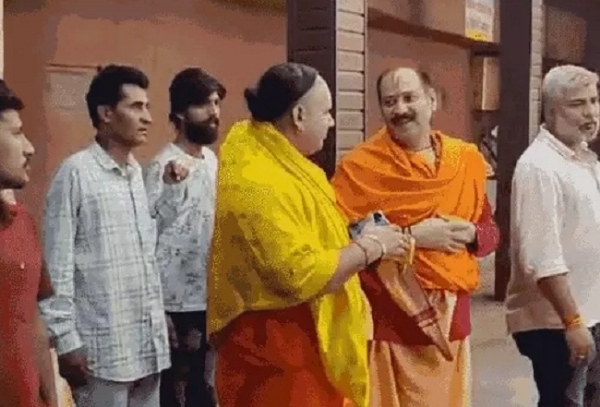 पं. प्रदीप मिश्रा ने बरसाना पहुंचकर राधा रानी मंदिर में नाक रगड़कर माफी मांगी पं. प्रदीप मिश्रा ने बरसाना पहुंचकर राधा रानी मंदिर में नाक रगड़कर माफी मांगी