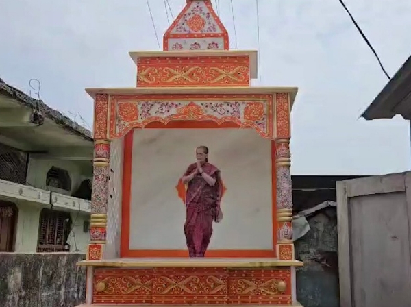 सोनिया गांधी की स्थापित मूर्ति