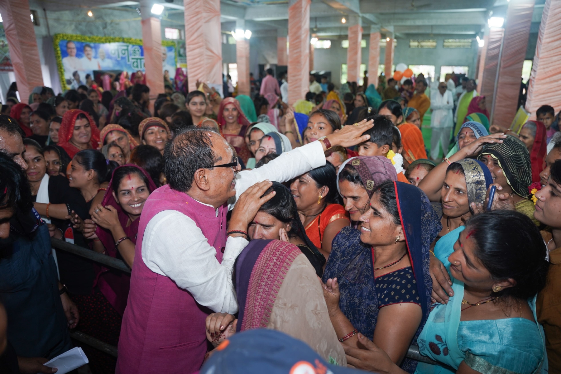 केन्द्रीय मंत्री शिवराज सिंह चौहान ने सीहोर के कुलास कलां गांव में किसान भाई बहनों, कृषि सखियों और लखपति दीदियों के साथ सुना मोदी जी की ‘मन की बात’ कार्यक्रम का प्रसारण।