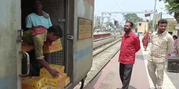 ट्रेन में आम चढ़ाते मजदूर 