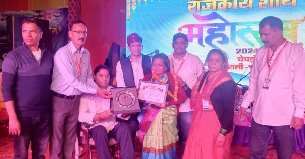 शहीद की पत्नी को सम्मानित करते हुए। 