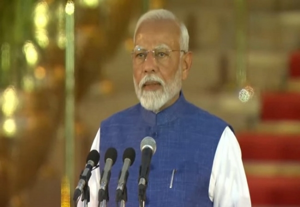 प्रधानमंत्री बनकर नरेंद्र मोदी ने रचा इतिहास, पद व गोपनीयत की ली शपथ