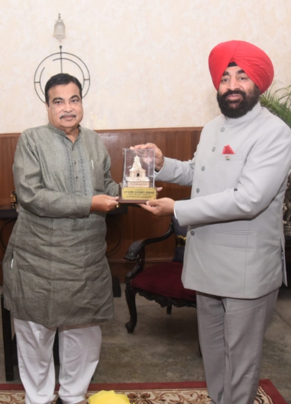 राज्यपाल नई दिल्ली में सड़क परिवहन मंत्री नितिन गडकरी से भेंट करते। हुए