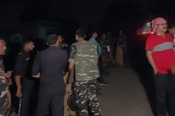 आसनसोल में बच्चा चोरी के अफवाह के बाद तनाव, पुलिस के साथ मारपीट आसनसोल में बच्चा चोरी के अफवाह के बाद तनाव, पुलिस के साथ मारपीट
