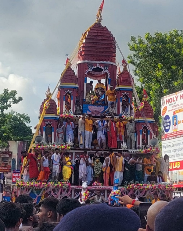 मौसी के घर से लौटे भगवान जगन्नाथ, बलराम और सुभद्रा