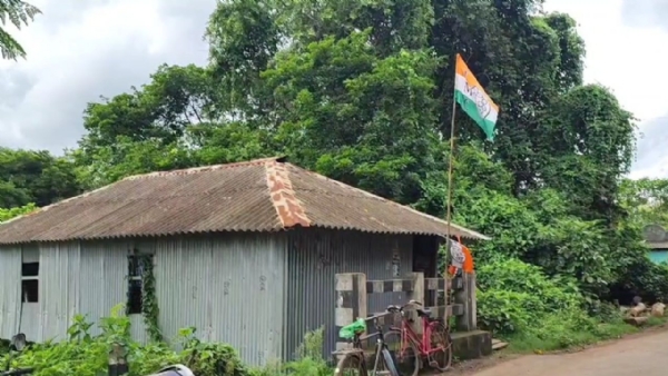 पार्टी छोड़ने के बाद तृणमूल कार्यकर्ताओं ने जड़ दिया टीएमसी कार्यालय पर ताला