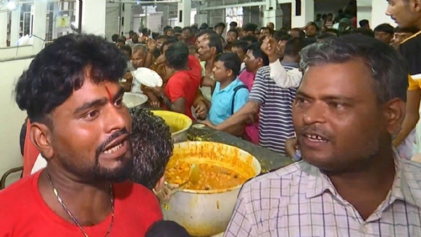 तीन घंटे तक लाइन में लगने के बाद अंडा-चावल नहीं मिलने पर तृणमूल कार्यकर्ता-समर्थकों ने जाहिर किया गुस्सा तीन घंटे तक लाइन में लगने के बाद अंडा-चावल नहीं मिलने पर तृणमूल कार्यकर्ता-समर्थकों ने जाहिर किया गुस्सा