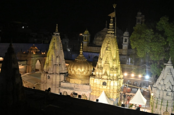 सावन माह के पहले सोमवार पर कतारबद्ध श्रद्धालु: फोटो बच्चा गुप्ता