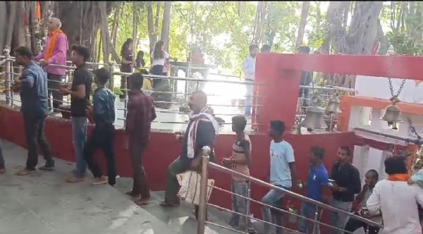 लाइन में लगे शिव भक्तों की फोटो