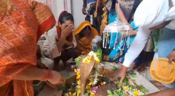 मंदिर के अंदर पूजा करते भक्त मंदिर के अंदर पूजा करते भक्त