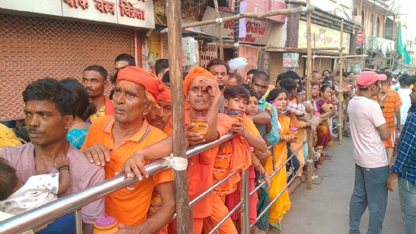 सावन माह के पहले सोमवार पर कतारबद्ध श्रद्धालु: फोटो बच्चा गुप्ता सावन माह के पहले सोमवार पर कतारबद्ध श्रद्धालु: फोटो बच्चा गुप्ता