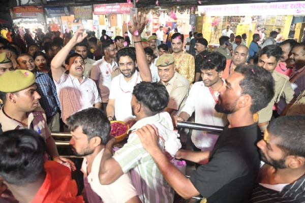 सावन माह के पहले सोमवार पर कतारबद्ध श्रद्धालु: फोटो बच्चा गुप्ता