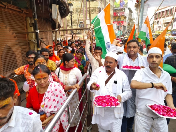सावन के पहले सोमवार पर शिवभक्तों पर गुलाब की पंखुड़ियां बरसाते मुस्लिम बंधु: फोटो बच्चा गुप्ता