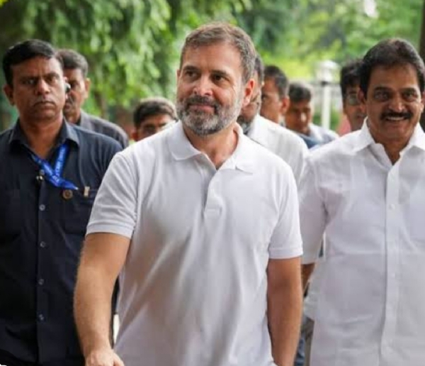 राहुल गाँधी के स्वागत मे भोले नाथ के साथ की फोटो के साथ लगी होडिंग , बताया जन नायक राहुल गाँधी के स्वागत मे भोले नाथ के साथ की फोटो के साथ लगी होडिंग , बताया जन नायक