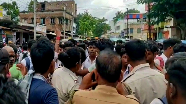 स्कूल की प्रधानाचार्या द्वारा शिक्षक की पिटाई के विरोध में छात्रों ने किया पथावरोध स्कूल की प्रधानाचार्या द्वारा शिक्षक की पिटाई के विरोध में छात्रों ने किया पथावरोध