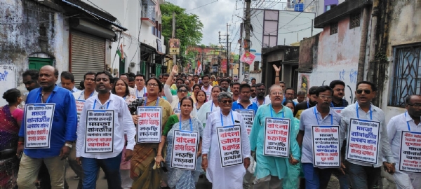 दिल्ली में ममता बनर्जी के अपमान और बंगाल विभाजन की साजिश के खिलाफ सड़क पर उतरी तृणमूल दिल्ली में ममता बनर्जी के अपमान और बंगाल विभाजन की साजिश के खिलाफ सड़क पर उतरी तृणमूल