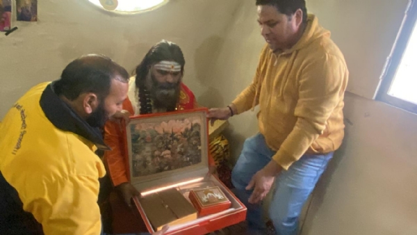 उद्योगपति मुकेश अंबानी के बेटे अनंत अंबानी की शादी का निमंत्रण स्वीकार करते मुख्य पुजारी शिव शंकर लिंग। उद्योगपति मुकेश अंबानी के बेटे अनंत अंबानी की शादी का निमंत्रण स्वीकार करते मुख्य पुजारी शिव शंकर लिंग।