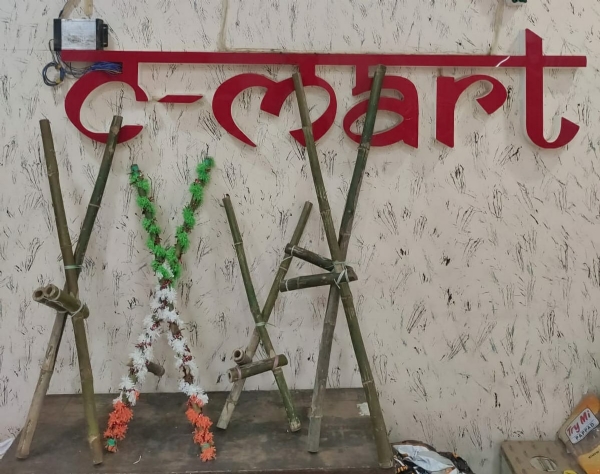शहर के सी मार्ट में रखा हुआ है गेड़ी।