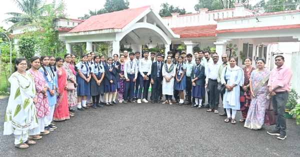 कलेक्टर निवास कलेक्टर नम्रता गांधी के साथ में खड़े हुए विद्यार्थी व शिक्षक।