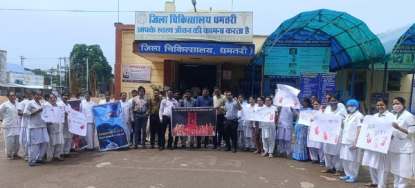 जिला अस्पताल में ओपीडी बंद कर विरोध प्रदर्शन करते हुए जिला अस्पताल के डाक्टर व स्टाफ। जिला अस्पताल में ओपीडी बंद कर विरोध प्रदर्शन करते हुए जिला अस्पताल के डाक्टर व स्टाफ।