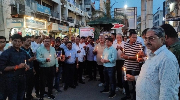 मोमबत्ती जलाकर श्रद्धांजलि देते हुए डाक्टर व मेडिकल एसोसिएशन के पदाधिकारी व सदस्य। मोमबत्ती जलाकर श्रद्धांजलि देते हुए डाक्टर व मेडिकल एसोसिएशन के पदाधिकारी व सदस्य।